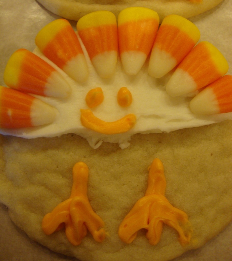 You won't believe how easy these fun Turkey cookies are to make with your kids. They are simple to decorate and great for school parties & family gatherings. #WomenLivingWell #cookies #Thanksgiving #easyrecipes
