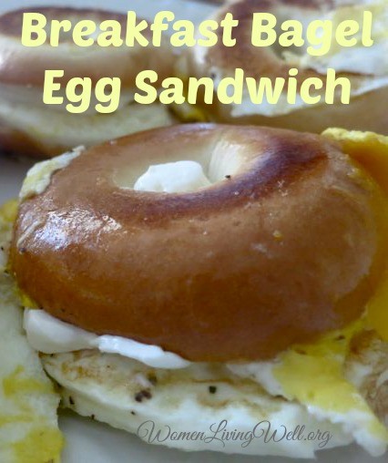 This simple and easy bagel egg sandwich is the perfect way to start your day. This delicious sandwich is perfect for grab and go in the mornings.  #easyrecipe #breakfast #bread