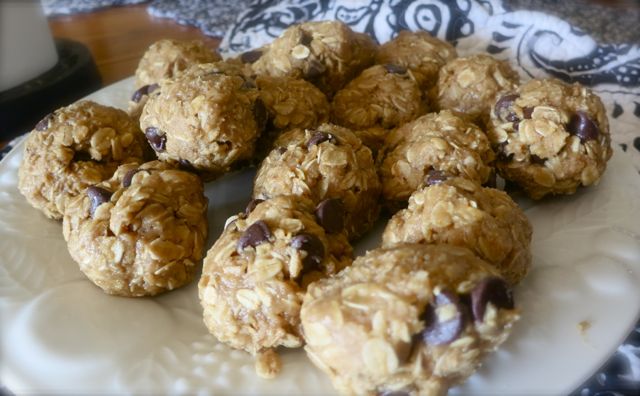 These easy-to-make, no-bake, gluten free, eggless, peanut butter, chocolate chip balls are delicious energy bites that you won't want to stop eating.  #easyrecipe #nobake #chocolate #peanutbutter